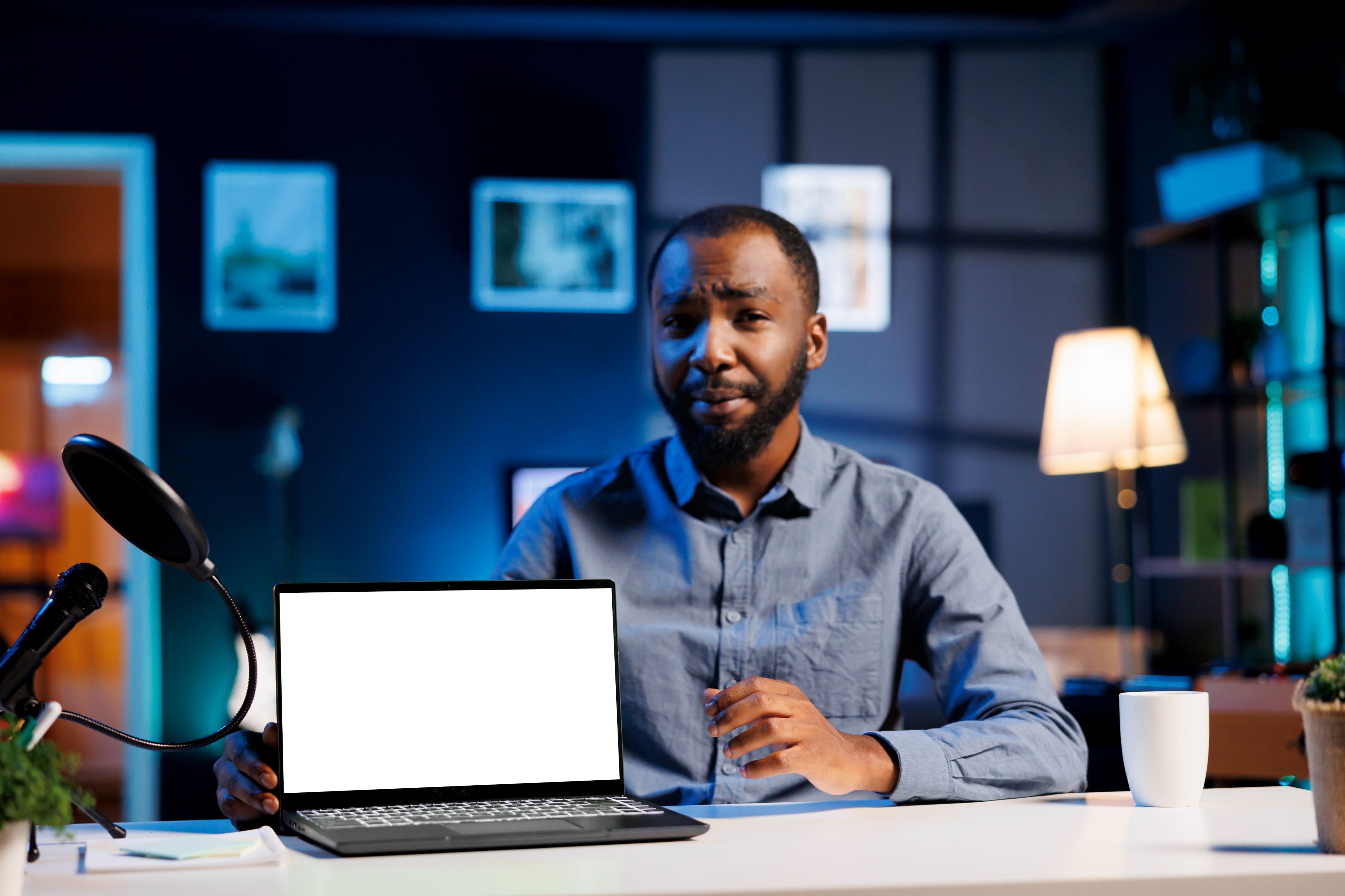 tech-expert-presents-mockup-laptop (1)